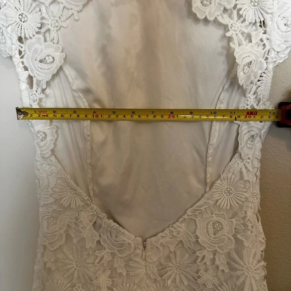 Elegant White Lace Dress - Picture 7 of 9